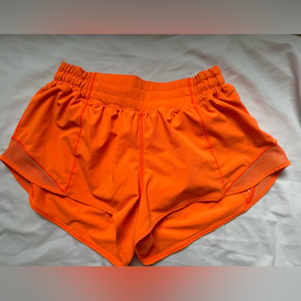 Lululemon hotty hots 2.5 inch size 6